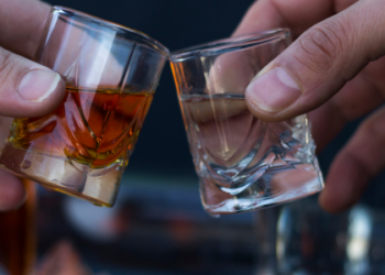 São Paulo registra mortes por bebidas adulteradas com metanol. Entenda os riscos, sintomas e medidas de prevenção recomendadas pelas autoridades.