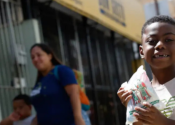 A festa de Cosme e Damião transformou o Andaraí em palco de fé e alegria, com distribuição de doces, agradecimentos por milagres e integração de tradições religiosas.