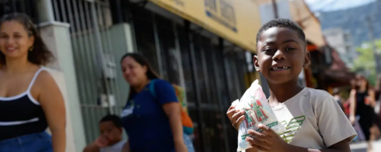 A festa de Cosme e Damião transformou o Andaraí em palco de fé e alegria, com distribuição de doces, agradecimentos por milagres e integração de tradições religiosas.