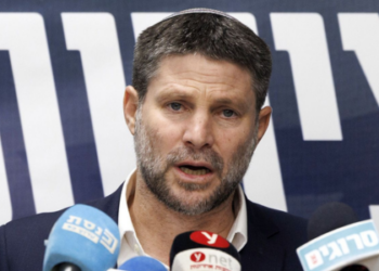 O ministro israelense Bezalel Smotrich, em entrevista, defendeu a recolonização de Gaza e sugeriu que lucros da exploração imobiliária no enclave fossem divididos com os EUA, gerando polêmica internacional.
