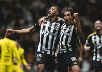 Atlético-MG venceu o Mirassol por 1 a 0 no Brasileirão em jogo dramático. Mesmo com expulsão de Junior Alonso e lesão de Júnior Santos, time mineiro segurou o resultado.