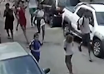 Moradores de Curicica viveram momentos de pânico com um intenso tiroteio neste domingo (28). Polícia investiga disputa entre traficantes e milicianos.