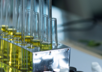 Saiba os riscos do metanol em bebidas, como identificar adulterações, principais sintomas de intoxicação e diferenças em relação ao etanol.