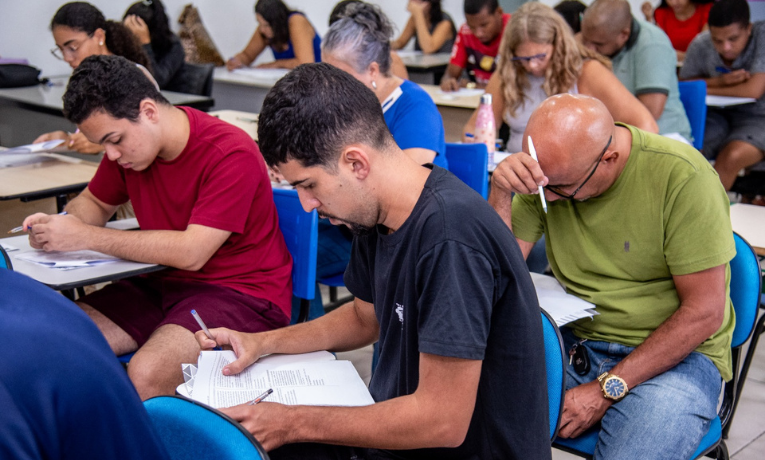 Vestibular Cederj oferece 7.355 vagas em 16 cursos na modalidade semipresencial. (Divulgação Gov RJ)