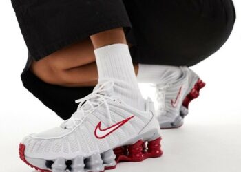 Nike relança os famosos “tênis de mola” com o Shox Z, modelo que combina estilo esportivo e sofisticação. Sucesso no Brasil nos anos 2000, o clássico retorna em versões modernas e versáteis.