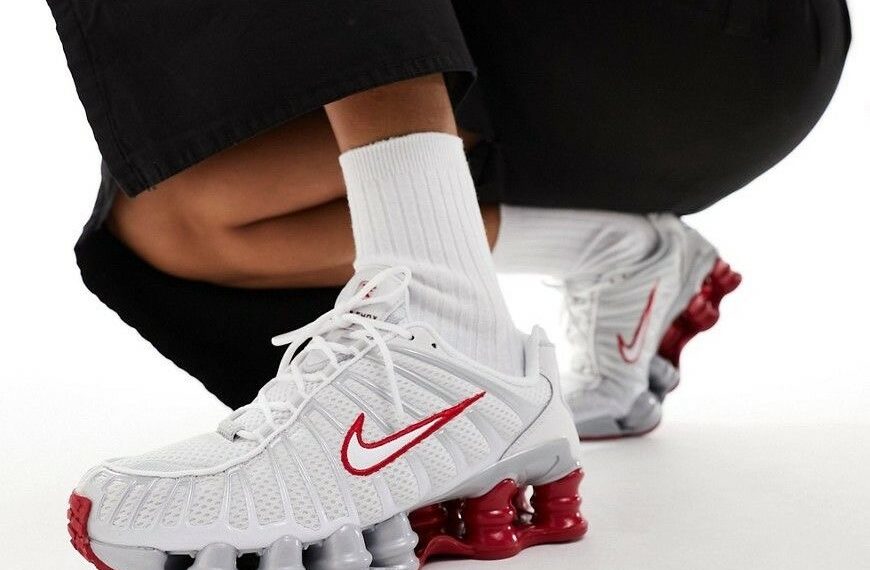 Nike relança os famosos “tênis de mola” com o Shox Z, modelo que combina estilo esportivo e sofisticação. Sucesso no Brasil nos anos 2000, o clássico retorna em versões modernas e versáteis.