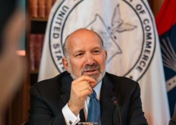 Secretário de Comércio dos EUA, Howard Lutnick, afirmou que Brasil, Suíça e Índia precisam se alinhar às regras de Donald Trump para manter acesso ao mercado americano. Declaração vem após encontro entre Trump e Lula na ONU.