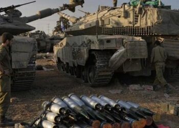 Civis em Gaza enfrentam crise humanitária à medida que ofensiva israelense se intensifica.