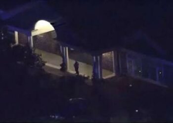 Homem armado invade cerimônia em clube de campo e dispara contra convidados.