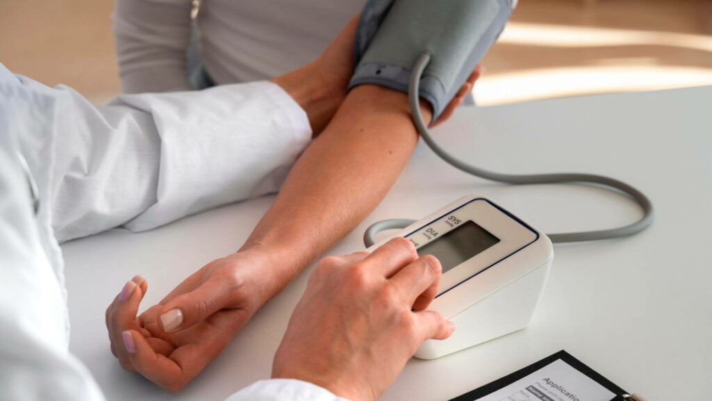 Nova diretriz brasileira classifica pré-hipertensão para alertar sobre riscos e reforçar hábitos saudáveis como dieta balanceada, menos sal e atividade física.