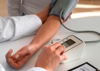 Nova diretriz brasileira classifica pré-hipertensão para alertar sobre riscos e reforçar hábitos saudáveis como dieta balanceada, menos sal e atividade física.