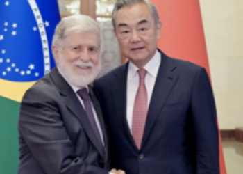 Celso Amorim, assessor da Presidência, se encontrou com o chanceler chinês Wang Yi em Pequim para tratar de comércio, cooperação militar e questões internacionais, incluindo Ucrânia e Oriente Médio.