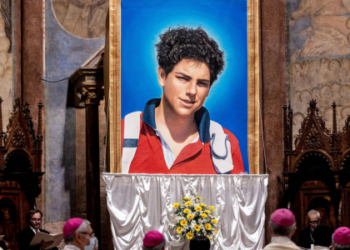 O Papa Leão XIV presidirá a canonização de Carlo Acutis, jovem britânico que morreu aos 15 anos e ficou famoso por divulgar o evangelho pela internet. O primeiro milagre de Acutis, reconhecido pelo Vaticano, ocorreu no Brasil.