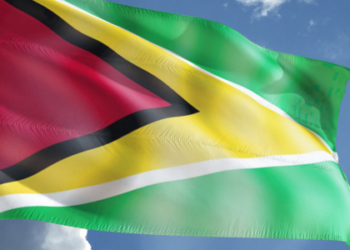 O presidente da Guiana, Irfaan Ali, iniciou seu segundo mandato após vitória expressiva nas eleições. País vive boom do petróleo, mas enfrenta disputa com a Venezuela pelo Essequibo.