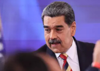 Nicolás Maduro antecipa o Natal na Venezuela para outubro, alegando proteger “o direito à felicidade” dos venezuelanos, medida que gera reações mistas entre população e especialistas.