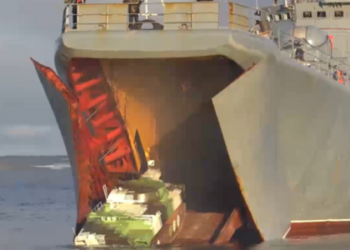 A Marinha russa realizou um exercício tático de desembarque na ilha ártica Terra de Alexandra, simulando a retomada de uma cabeça de ponte em condições extremas, reforçando presença militar no Ártico.