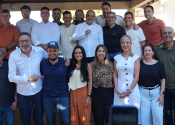 Rodrigo Bacellar, presidente da Alerj, reuniu 19 prefeitos do Norte e Noroeste fluminense em São Fidélis, reforçando seu espaço político e sinalizando articulação independente na corrida pelo governo do estado.