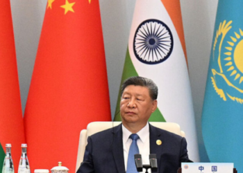Na reunião da OCX, China destaca crescimento comercial recorde e Rússia propõe emissão de títulos conjuntos. Parceria energética entre os dois países se intensifica.