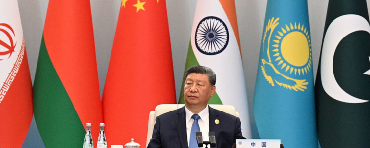 Na reunião da OCX, China destaca crescimento comercial recorde e Rússia propõe emissão de títulos conjuntos. Parceria energética entre os dois países se intensifica.