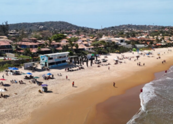 Praia de Geribá, em Búzios, recebe mutirão de limpeza e plantio de restinga durante a 5ª etapa da Taça Brasil de Surfe da CBSurf. Ação reúne atletas, voluntários e promove conscientização ambiental.