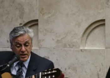 Advogados de Caetano Veloso pedem participação no inventário de Olavo de Carvalho para receber indenização de mais de R$ 4 milhões por acusações de pedofilia feitas em 2017.