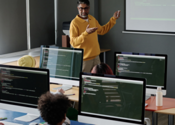 Qualificação profissional para moradores inclui Canva, Excel e Informática para Melhor Idade; inscrições são online e vão de 17 a 19 de setembro.