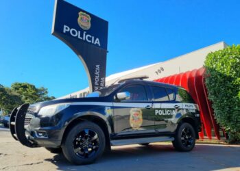 Uma mulher de 32 anos confessou ter matado a mãe a facadas após uma discussão sobre a festa de 15 anos de sua filha em Ribeirão Preto. Ela está presa e o caso segue em investigação.