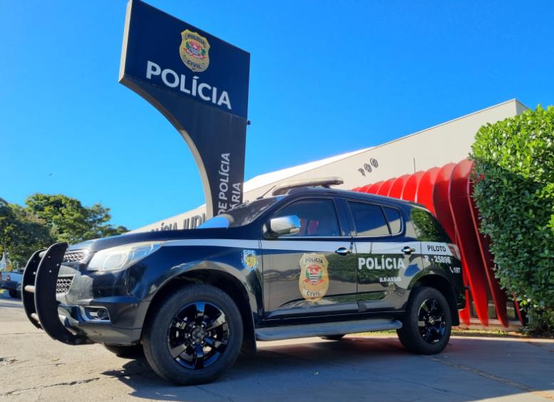 Uma mulher de 32 anos confessou ter matado a mãe a facadas após uma discussão sobre a festa de 15 anos de sua filha em Ribeirão Preto. Ela está presa e o caso segue em investigação.