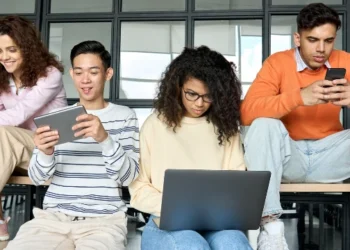 Quase metade dos líderes empresariais já substitui funções humanas por IA, revela relatório internacional.