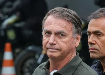 Moraes mantém restrições enquanto analisa pedido de Bolsonaro para evento familiar.