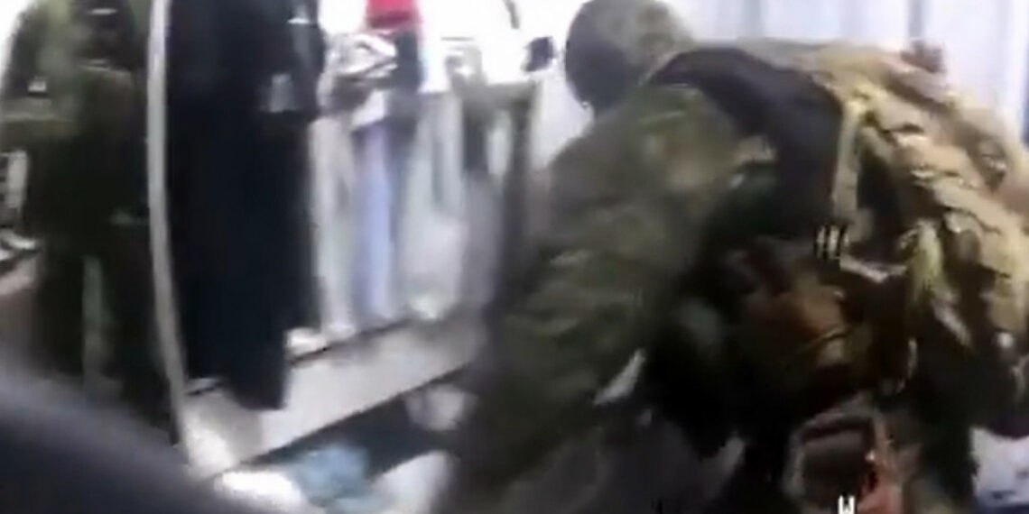 Câmera registra PMs do Bope furtando casa durante operação no Alemão, no Rio.