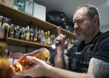 Polícia aponta fábrica clandestina no ABC como origem das bebidas com metanol que circularam em SP.