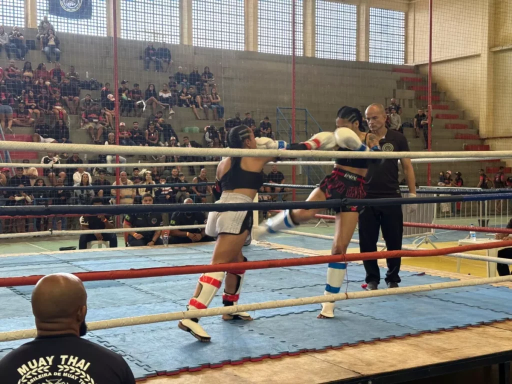 Tamoios recebeu o Campeonato Brasileiro de Muay Thai com apoio da Prefeitura de Cabo Frio e arrecadação solidária.