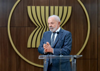 O presidente Lula quer se reunir com Donald Trump na Malásia para tratar das sanções aplicadas a ministros do STF e das sobretaxas sobre produtos brasileiros. O encontro ocorrerá durante a cúpula da ASEAN e do EAS, marcando o primeiro diálogo presencial desde a ONU.