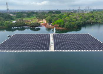 Itaipu conclui primeira fase de sua ilha solar flutuante e inicia testes em novembro. Projeto vai gerar energia limpa e pode dobrar capacidade da hidrelétrica.