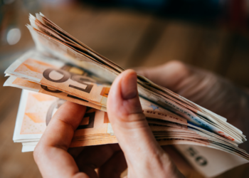 O Banco Central revelou que há R$ 10,4 bilhões esquecidos por mais de 48 milhões de brasileiros. Descubra como verificar e sacar os valores pelo sistema SVR.
