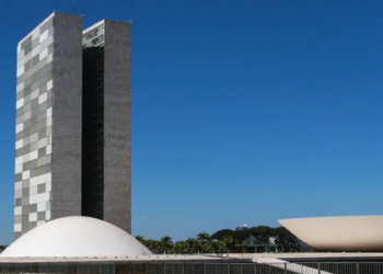 Senado recua e projeto que beneficia Bolsonaro pode ser rejeitado na CCJ