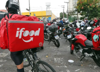 O número de trabalhadores por aplicativo subiu 25% em dois anos, mas a renda média caiu e a precarização preocupa especialistas.