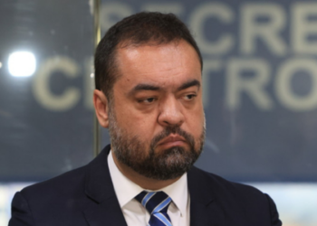 Ex-governador Cláudio Castro volta a ser alvo da Operação Sem Refino; defesa nega irregularidades.
