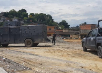 Caveirão da PM fica atolado durante operação no Complexo do Castelar, em Belford Roxo