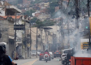 A Comissão de Direitos Humanos da Alerj enviou ofícios ao MP e às polícias Civil e Militar pedindo esclarecimentos sobre a Operação Contenção, que resultou em 64 mortes no Rio. A deputada Dani Monteiro (PSOL) classificou a ação como “banho de sangue” e cobrou transparência e respeito à vida.