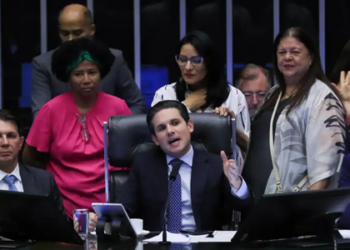 A Câmara dos Deputados aprovou a licença menstrual de até 2 dias por mês para mulheres com sintomas graves, válida para trabalhadoras com carteira assinada, domésticas e estagiárias, mediante laudo médico. Projeto segue para análise do Senado.