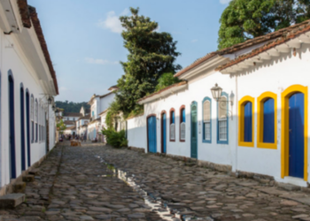 Paraty (RJ) foi eleita pela Forbes uma das 50 vilas mais bonitas do mundo em 2025. A cidade histórica encanta por unir arquitetura colonial, natureza exuberante e tradições culturais vivas.