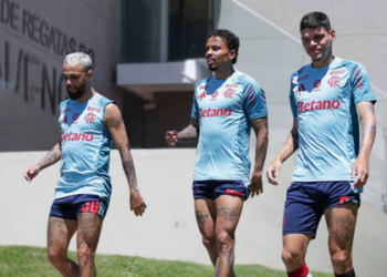 Flamengo encara o Fortaleza neste sábado (25), às 19h30, no Castelão, em jogo importante para a briga pelo título do Brasileirão.