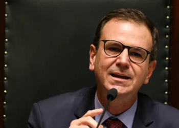O prefeito do Rio, Eduardo Paes, declarou apoio à Operação Contenção contra o crime organizado, que já deixou 64 mortos. Paes manteve serviços municipais abertos, mas decisão foi criticada por moradores e trabalhadores que enfrentam transporte suspenso e comércio fechado.