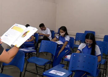 Professores do Rio denunciam mais de 100 escolas por atrasos, assédio moral e falta de pagamento. Sindicato move centenas de ações e MPT alerta para multas.