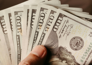 Dólar cai e bolsa sobe após Donald Trump sinalizar trégua com a China. Real se valoriza e setores exportadores lideram ganhos na B3.