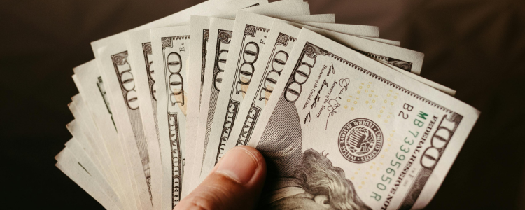Dólar cai e bolsa sobe após Donald Trump sinalizar trégua com a China. Real se valoriza e setores exportadores lideram ganhos na B3.