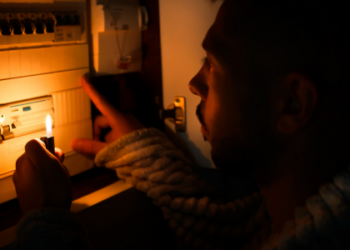 Falha no sistema elétrico deixa 13 estados e o DF sem energia. Governo aponta incêndio em subestação no Paraná como possível causa. Fornecimento foi restabelecido.