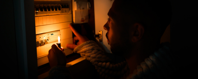Falha no sistema elétrico deixa 13 estados e o DF sem energia. Governo aponta incêndio em subestação no Paraná como possível causa. Fornecimento foi restabelecido.